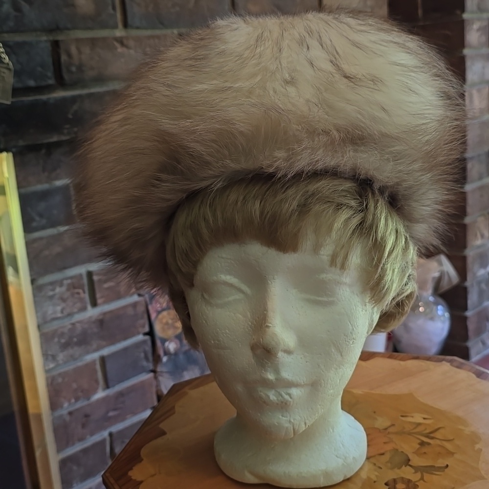 Vintage 1968 White Fox Fur Winter Hat, 21" Around Inside - Picture 3 of 7